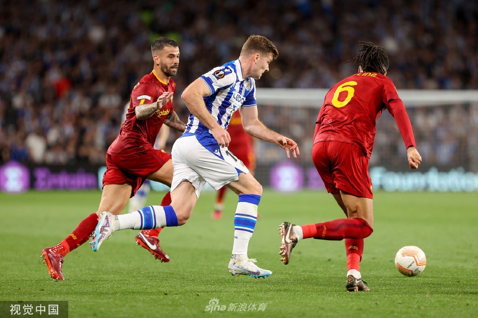 比赛结束后，罗马全队紧紧相拥庆祝，在客场震耳欲聋的喧嚣中，他们用自己的方式宣告了胜利。