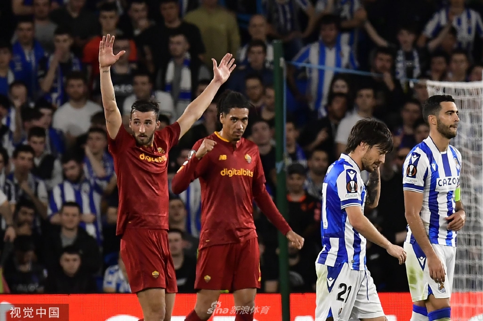 罗马门将飞身扑救，单掌将皇家社会极具威胁的远射托出横梁，力保球门不失。