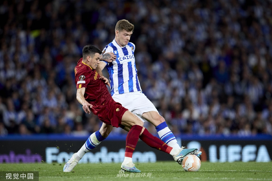 罗马队长佩莱格里尼在中场与皇家社会球员激烈拼抢，寸土不让，展现了球队顽强的战斗精神。