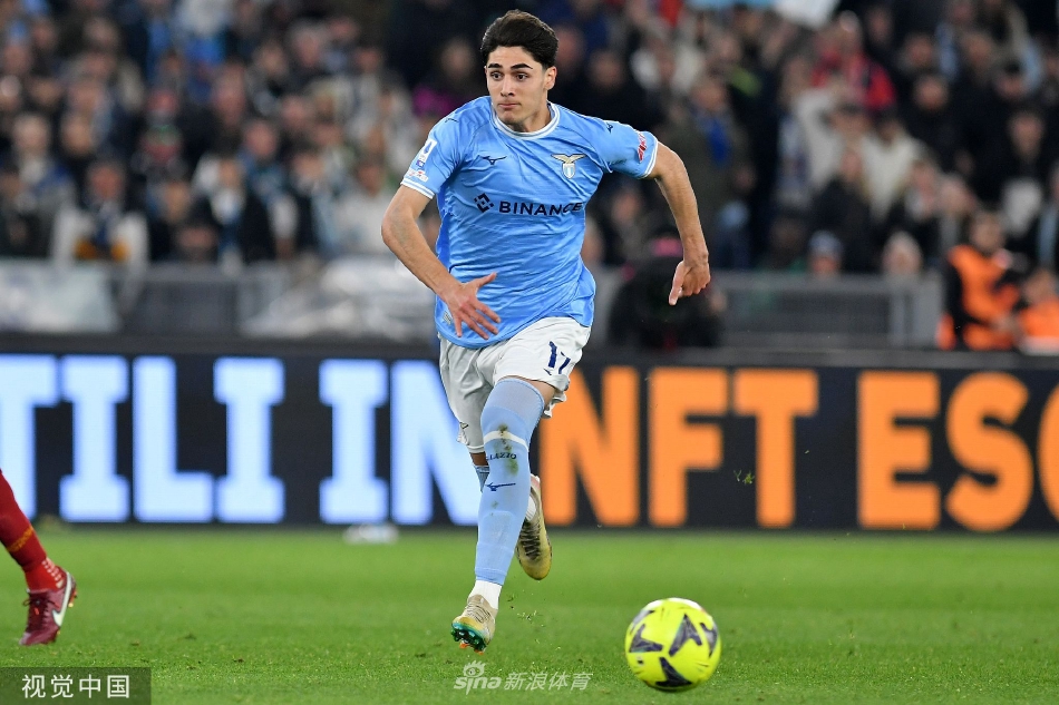 看台特写：一位身披拉齐奥旗帜的老球迷泪流满面，他仰望夜空，张开的嘴仿佛在发出无声的呐喊，脸上写满了激动与释放。