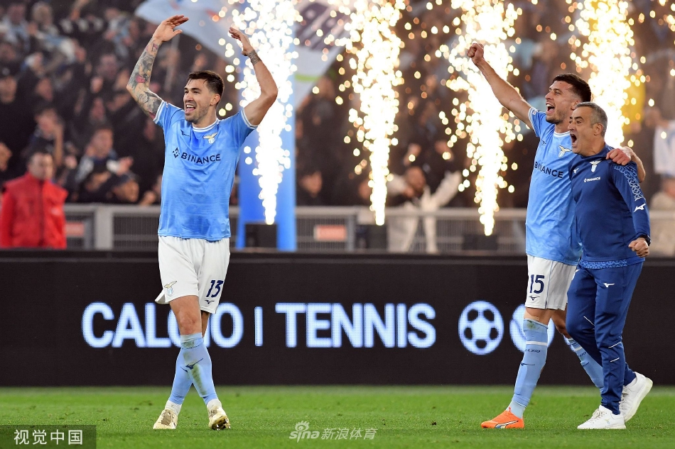 拉齐奥后卫罗马尼奥利腾空而起，以一次极其舒展的滑铲动作，惊险地将罗马队一次极具威胁的传中球破坏出底线。