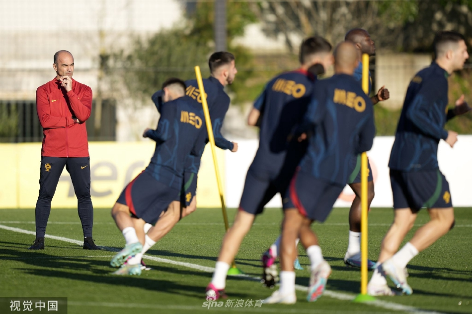 训练间隙C罗与B费轻松说笑，两人表情愉快展现深厚默契