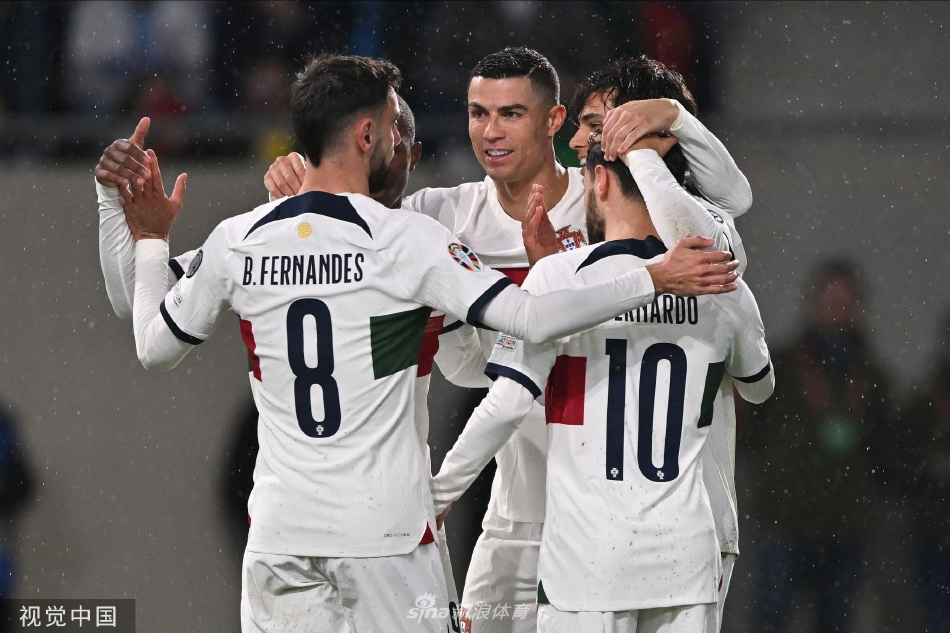 进球后C罗与队友贝尔纳多·席尔瓦紧紧相拥庆祝，两人脸上洋溢着灿烂的笑容。