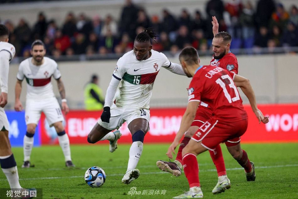 终场哨响，葡萄牙众将轻松退场，一场压倒性的胜利让他们心情愉悦。