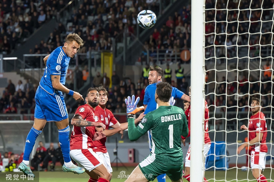 佩西纳进球后与队友托纳利紧紧相拥庆祝，两人脸上洋溢着喜悦的笑容，周围其他蓝色身影也正飞奔而来。