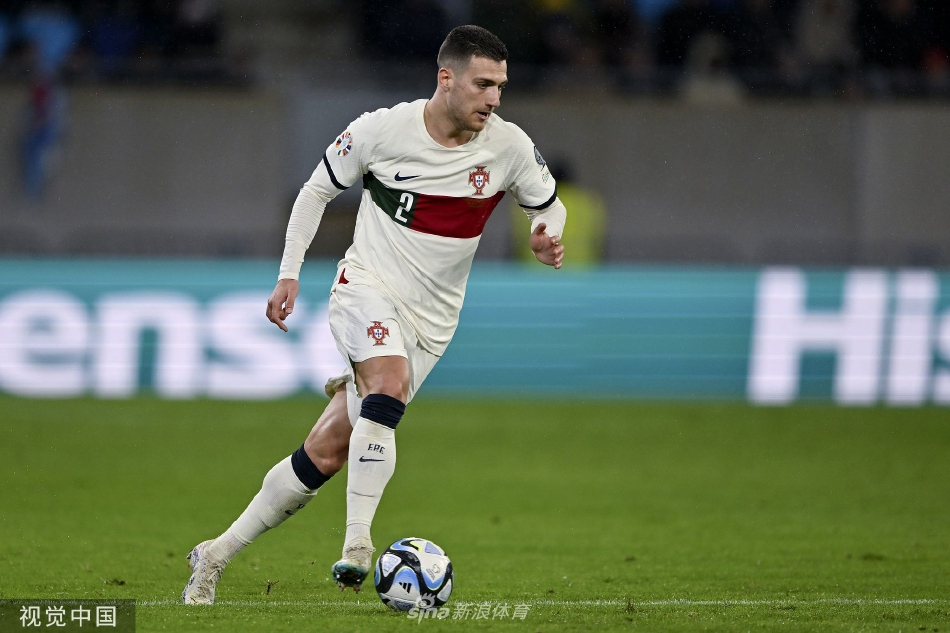 葡萄牙队替补席上的球员们为进球起身欢呼，主教练马丁内斯沉稳观战。