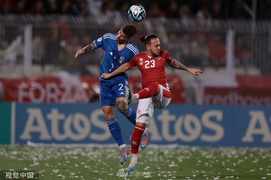 意大利主帅曼奇尼在场边指挥比赛，他身穿黑色大衣，神情专注，正在向场内的弟子们传达战术指令。