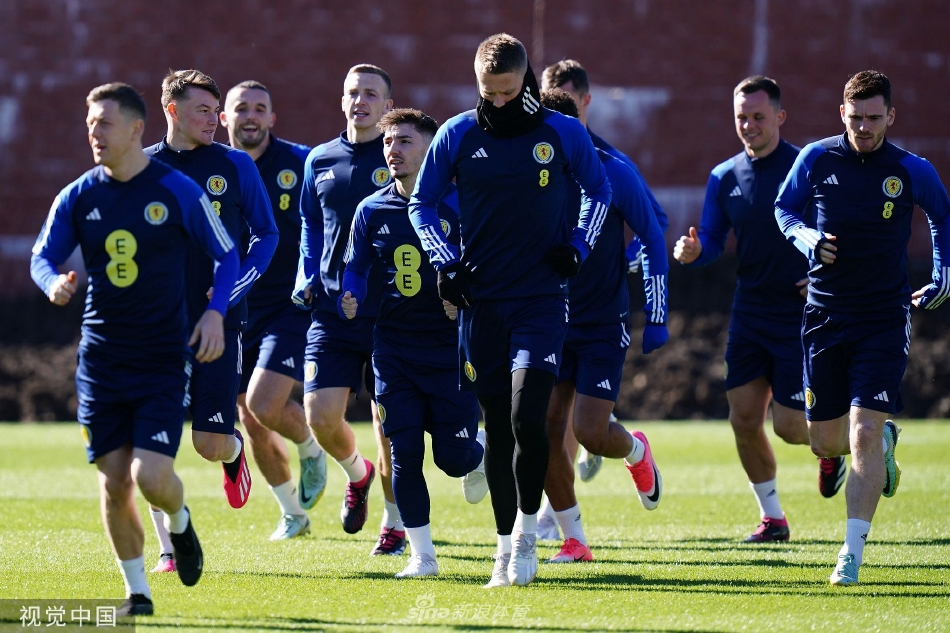 进球功臣麦克托米奈与队友蒂尔尼激情相拥庆祝，这一刻的喜悦凝聚了全队整场的拼搏