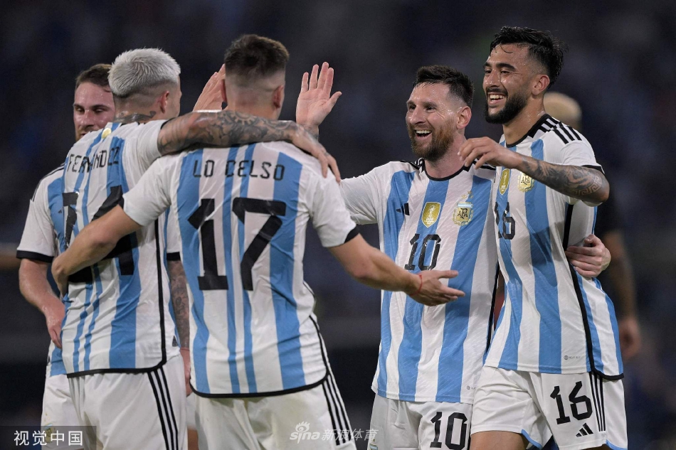 梅西与队友庆祝进球，他张开双臂奔跑，脸上洋溢着纯真的笑容，身后是蜂拥而至分享喜悦的队友