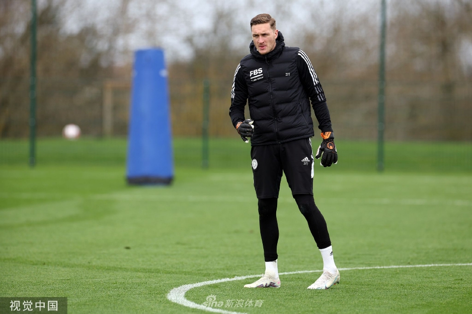 球队定位球教练拉尔斯·克努森正在雪中亲自示范与指导，球员们围聚一旁认真学习战术细节。