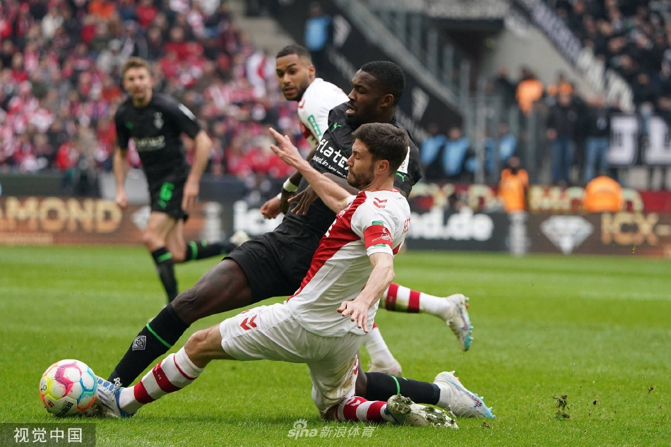 门兴格拉德巴赫门将飞身侧扑，单掌将科隆的劲射拒之门外