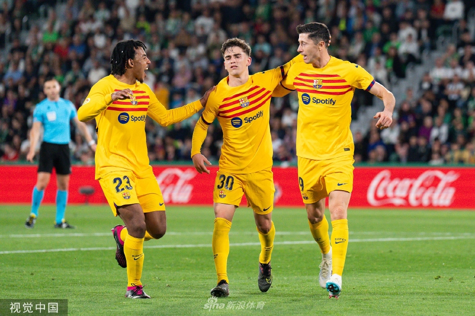 莱万在对手重重包围中冷静分球,眼神中透露着掌控全局的自信