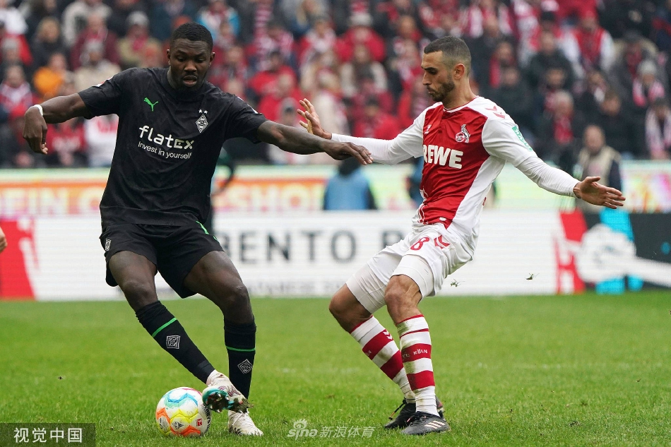 两队球员在中场激烈争夺球权，身影交错间尽显德比战的紧张氛围