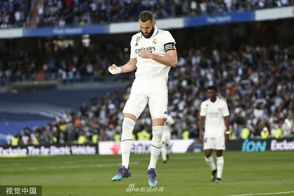 进球后本泽马与队友维尼修斯相拥庆祝，两人笑容灿烂默契十足