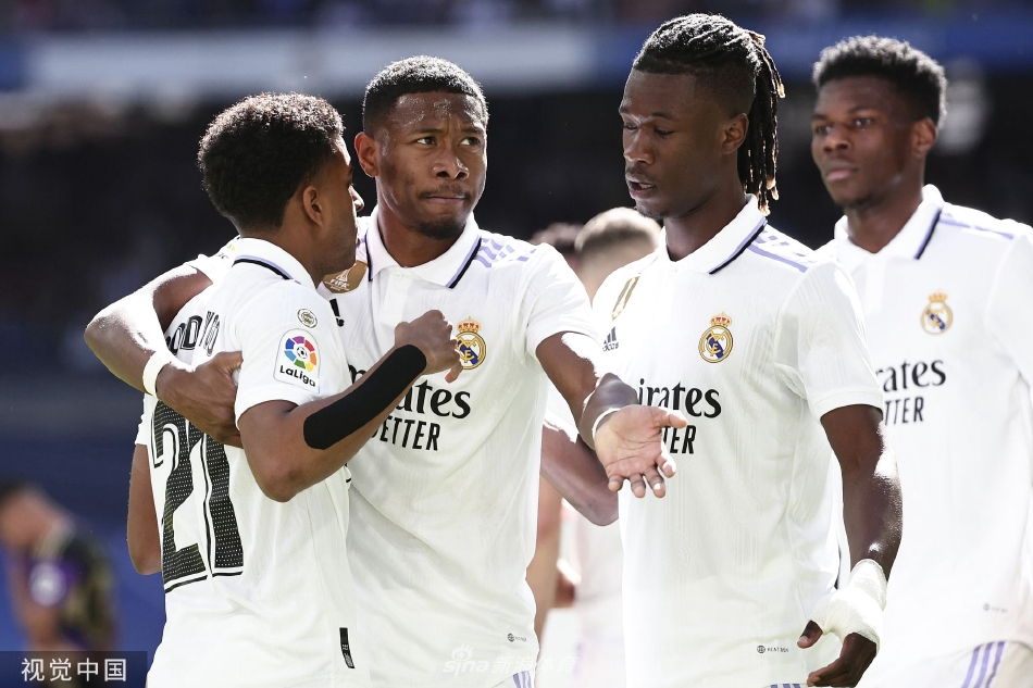 皇家马德里球员赛前围聚在球场中圈相互激励，全队目光坚毅志在必得