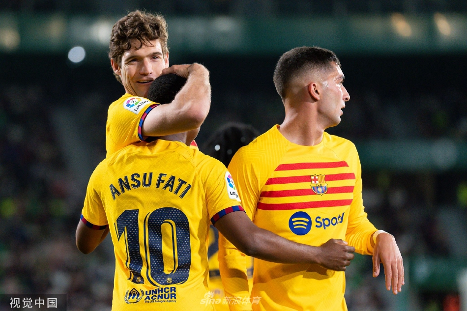 莱万高高跃起头球破门瞬间,身姿如雄鹰展翅般充满力量感