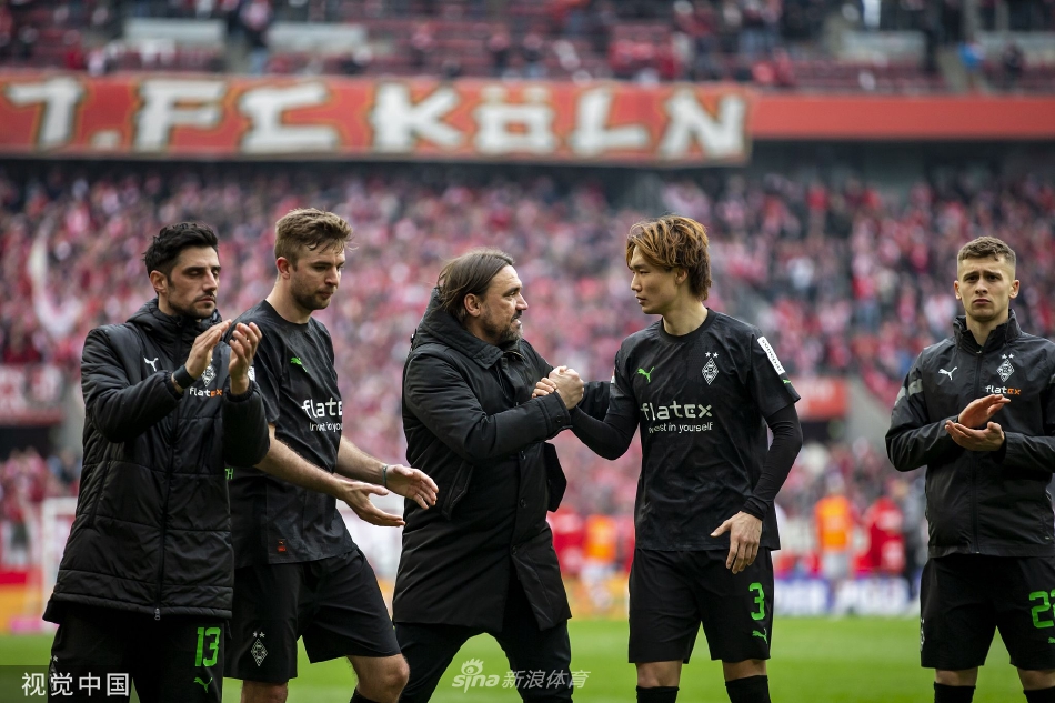 终场哨响后，双方球员相互拥抱致意，激烈的比赛瞬间化为体育精神的展现