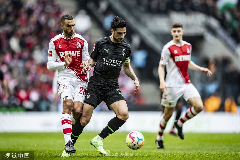 科隆球员主罚任意球瞬间，人墙高高跃起试图封堵球路