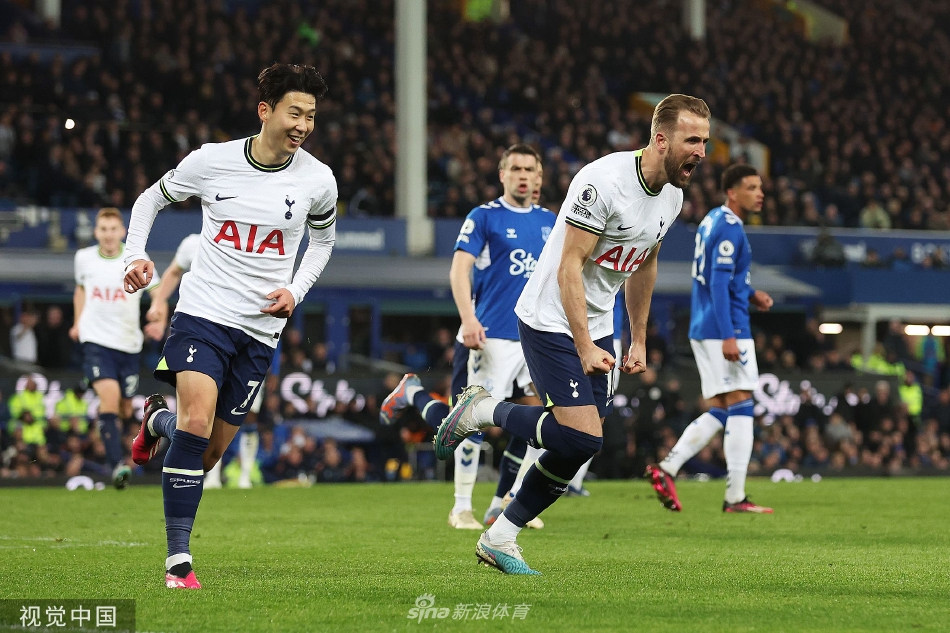 迈克尔·基恩腾空而起，力压防守球员，以一记势大力沉的头槌将球砸入网窝，瞬间点燃了整个球场。