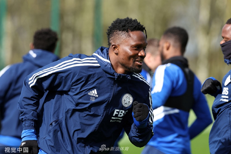 绿茵场上莱斯特城队员正在进行激烈的分组对抗训练，攻防转换迅捷，场面胶着