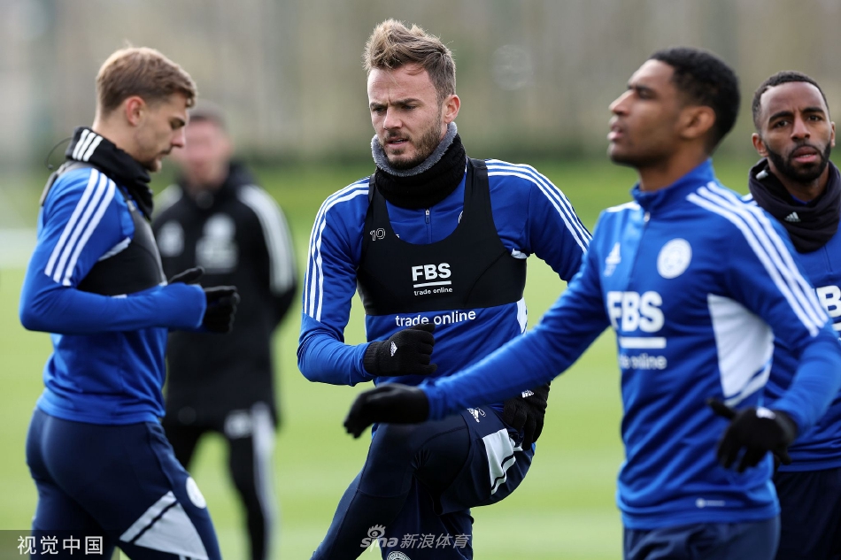 训练间隙两名莱斯特城球员并肩而坐愉快交流，脸上带着笑容，尽显队友间的融洽情谊