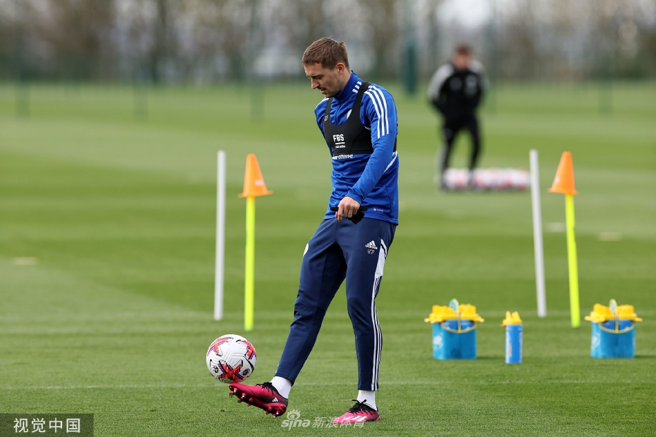 全队成员在训练前围成一圈相互搭肩鼓劲，齐声呐喊，展现强大的团队凝聚力