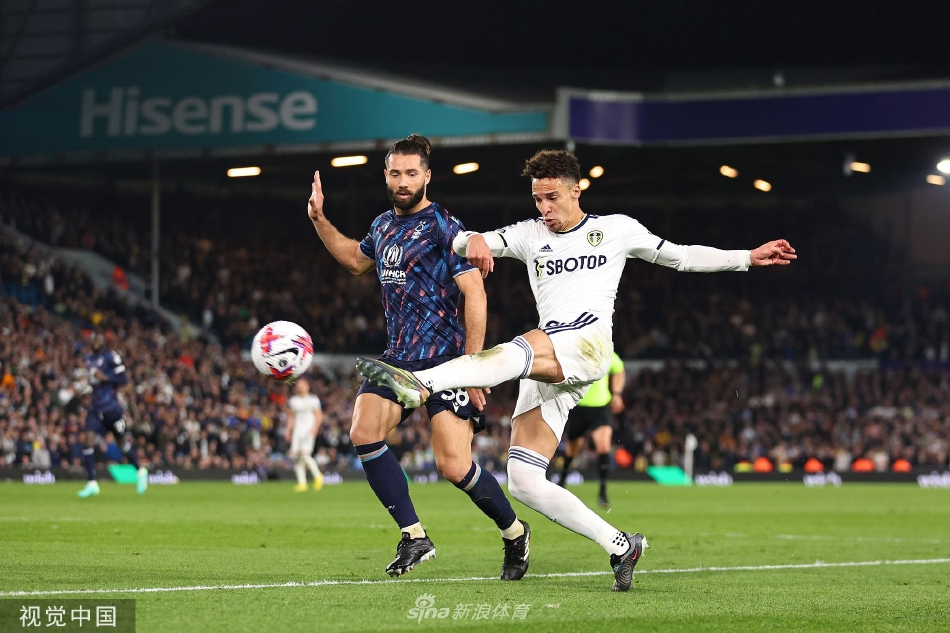 利兹联门将伊兰·梅利耶在比赛中飞身跃起，单掌将诺丁汉森林队一记势在必得的射门托出横梁，力保球门不失。