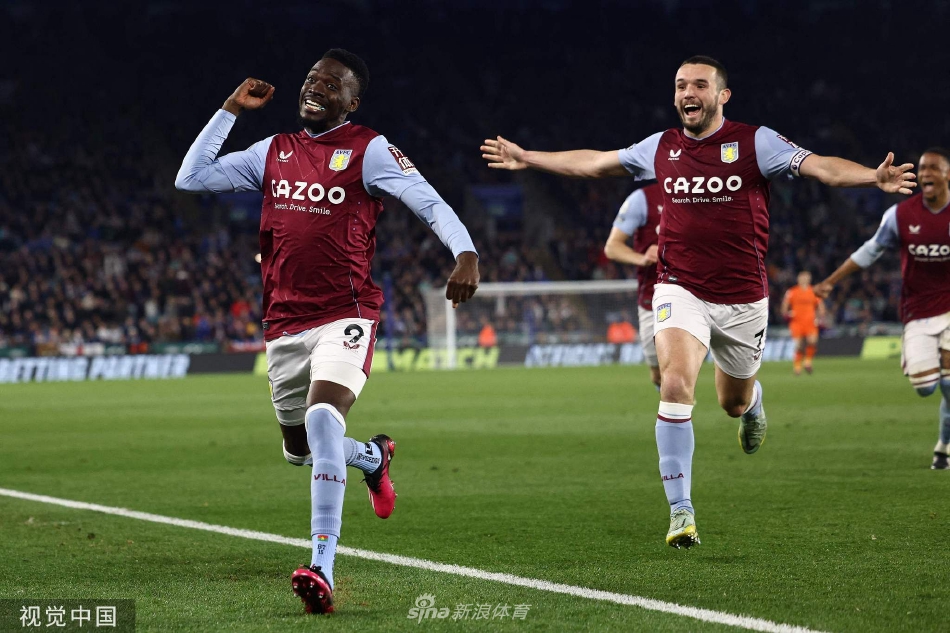 维拉替补奇兵特拉奥雷轰入世界波后，张开双臂奔向角旗区疯狂庆祝。