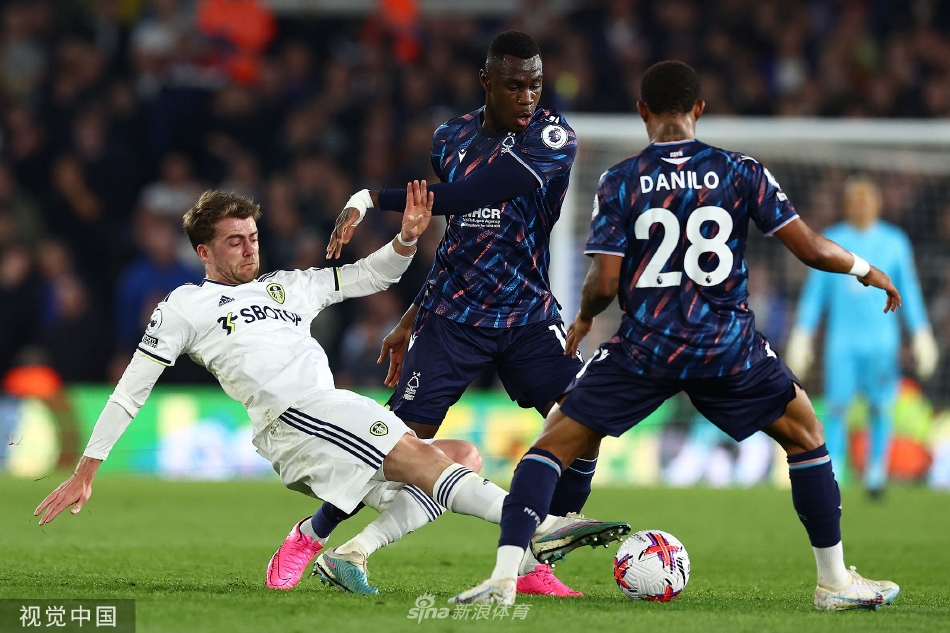 利兹联球员杰克·哈里森在比赛中高速带球突破，诺丁汉森林的后卫正在他身后紧追不舍，场面充满动感与张力。