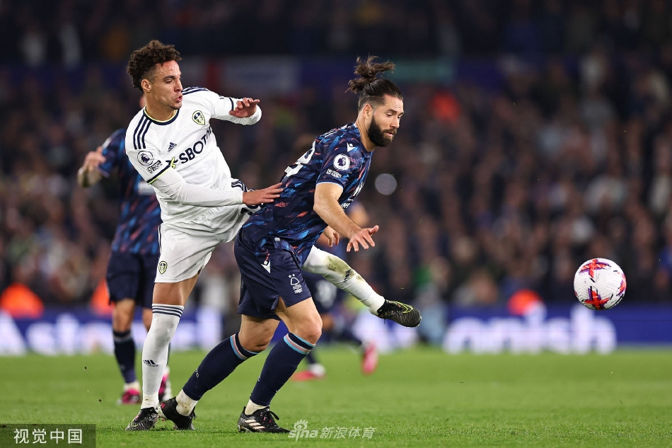 埃兰路球场灯火通明，看台上人声鼎沸，利兹联与诺丁汉森林的球员在激烈的开场对抗中拼抢。