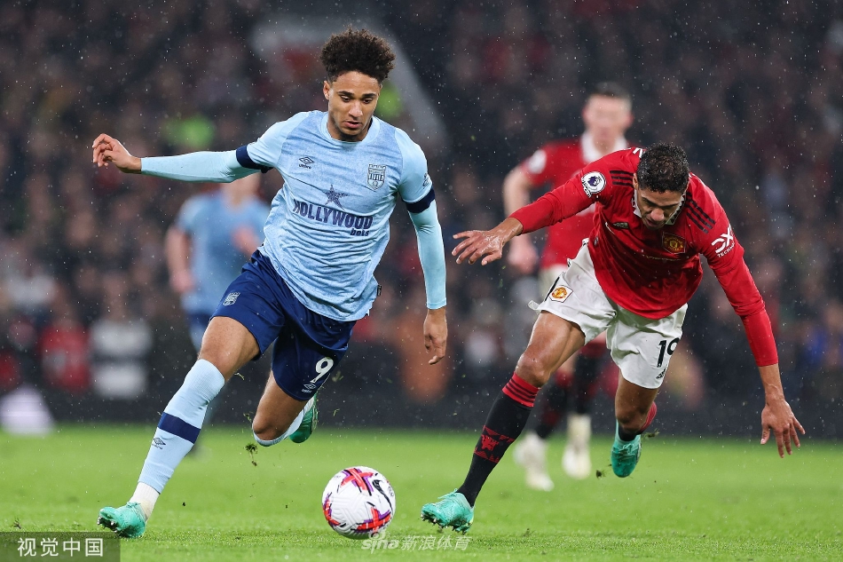 主帅滕哈格在场边紧握双拳激情指挥，目光如炬洞察场上每一处细节