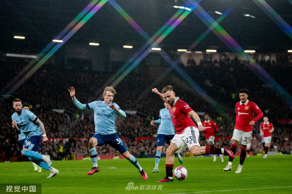 终场哨响曼联球员向球迷看台致谢，梦剧场在胜利的灯光下熠熠生辉