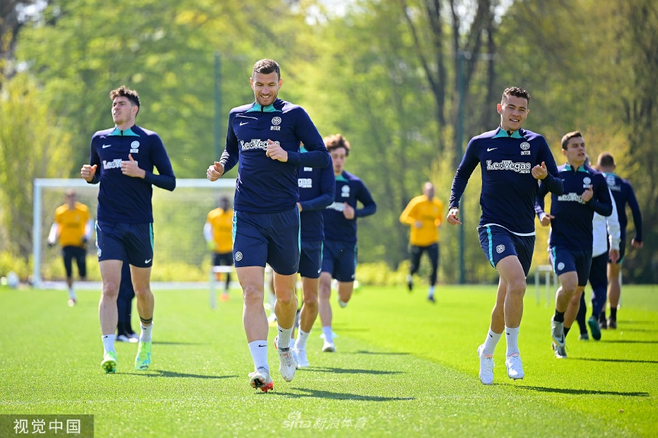 绿茵场上分组对抗激战正酣，一方带球突破，另一方迅速贴身防守，攻防转换瞬息万变。