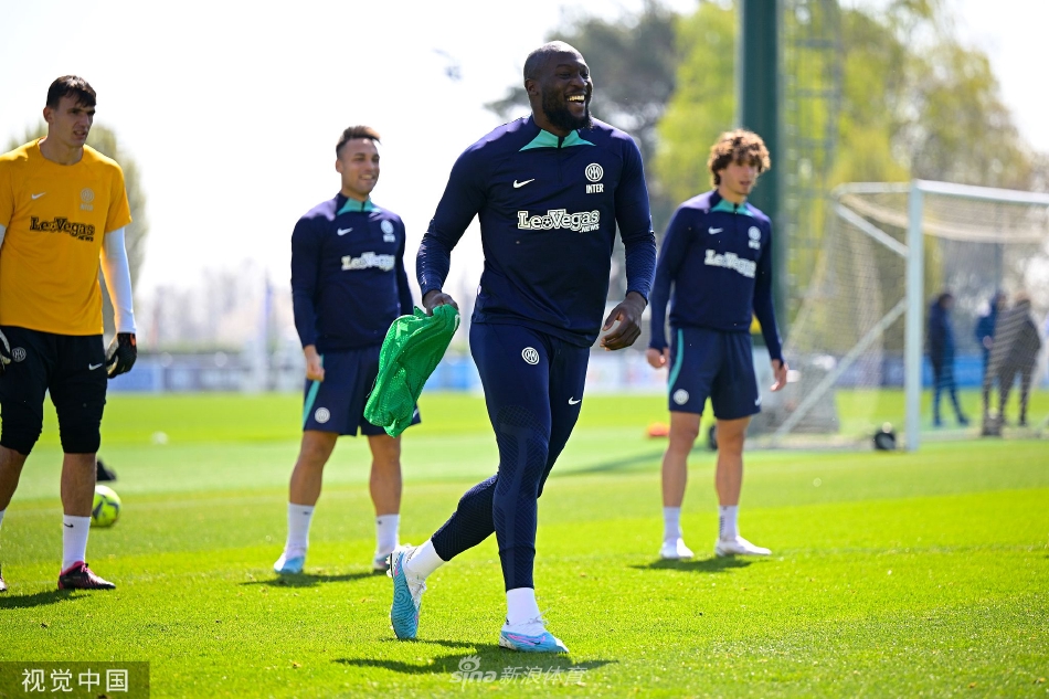 中场大将精准长传瞬间，皮球在空中划出优美弧线，队友已在远处心领神会准备接应。