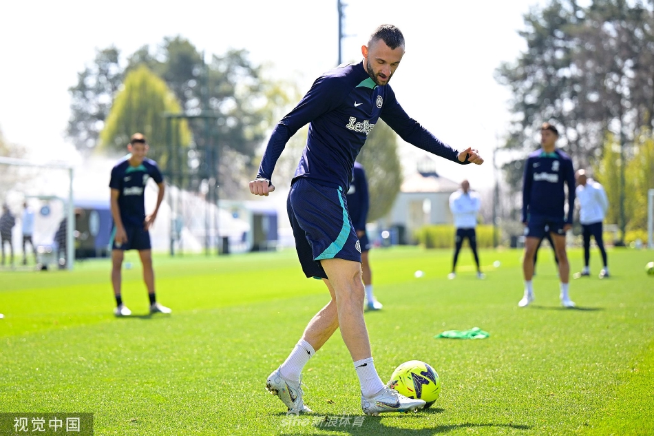 球员进行拉伸恢复训练，在蓝天白云下舒展身体，为接下来的高强度训练做好准备。