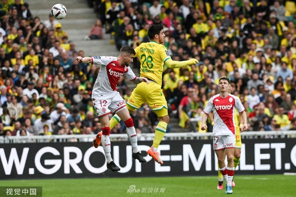 摩纳哥球员庆祝进球时激情相拥，替补席如黄色浪潮般涌向边线