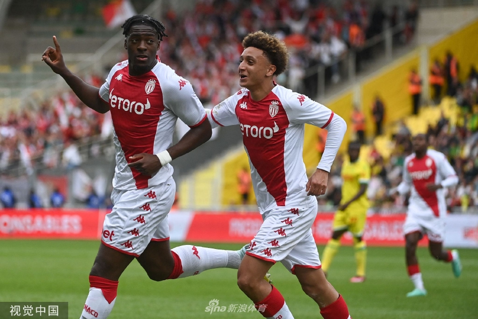 夜幕下的博若瓦尔球场如同璀璨宝石，看台爆满，球迷挥舞的围巾如同流动的星河