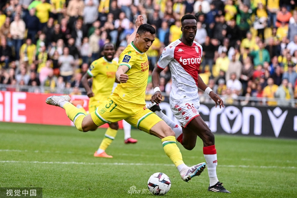 角球进攻中球员奋力跃起争顶，肌肉线条在球场灯光下如古典雕塑般分明