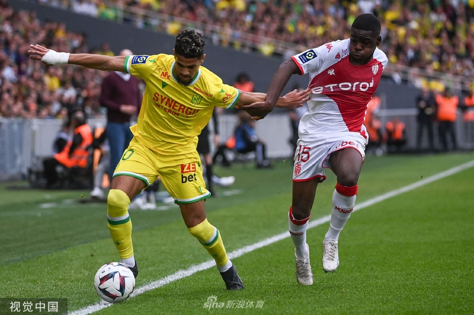 南特前锋带球突破如猎豹突袭，防守球员紧追不舍形成速度与力量的角逐