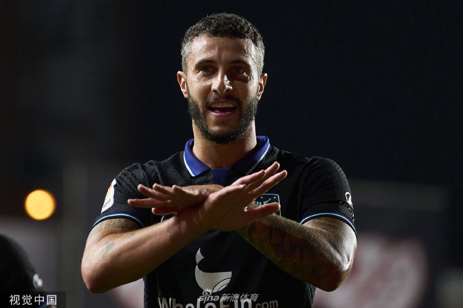 埃尔莫索头槌破门：角球开出，他力压防守队员高高跃起，一记势大力沉的头球如炮弹般砸入球门死角。