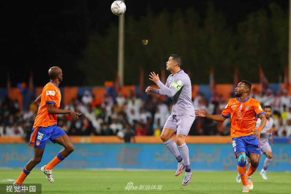 双方球员在中场陷入激烈缠斗，人仰马翻，沙土飞扬，寸土必争的比赛态度一览无余。