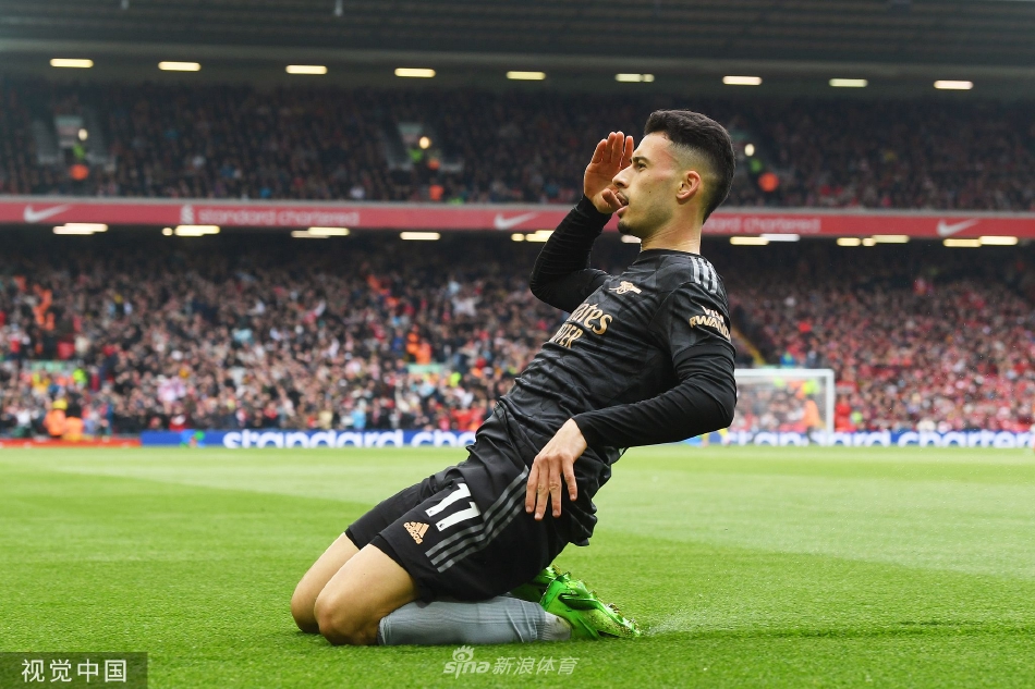 罗伯托·菲尔米诺头球绝平瞬间，他高高跃起力压防守球员，将球顶入网窝，身后是目瞪口呆的阿森纳门将。