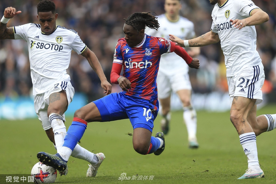 水晶宫众将在客场看台下相拥庆祝胜利，替补席球员也冲入场内，喜悦之情溢于言表