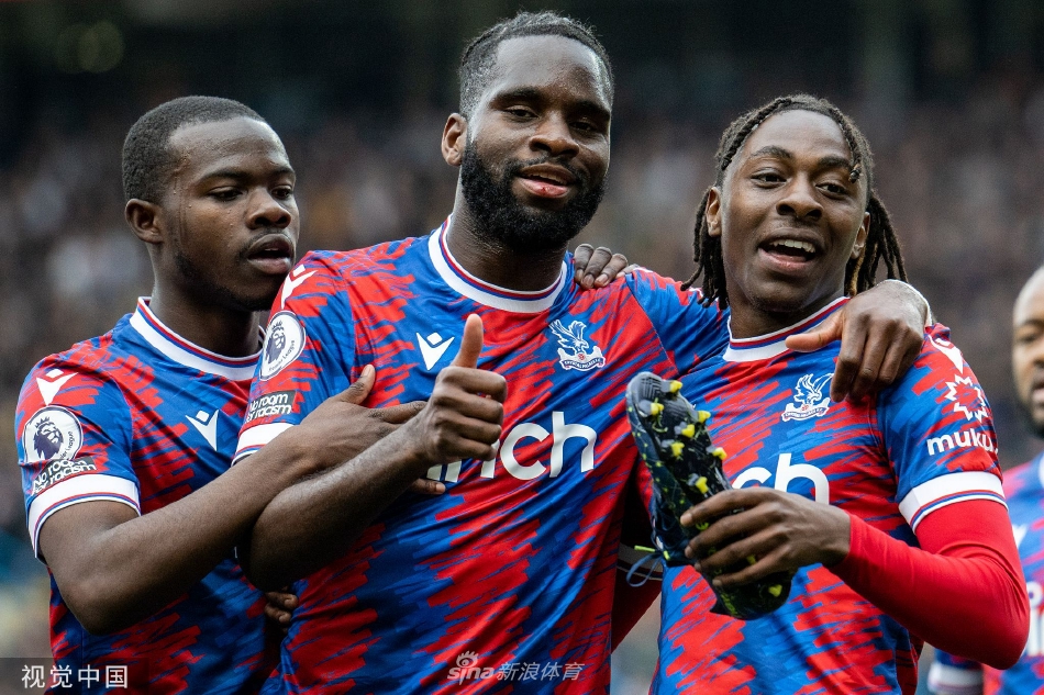 埃兰路球场全景，看台上座无虚席，利兹联球迷高举围巾，营造出令人窒息的白色海洋