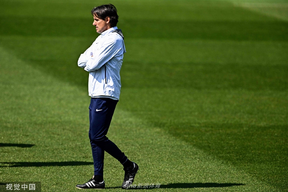 日落时分，国际米兰的训练即将结束，球员们的背影在夕阳下拉长，宁静的画面蕴含着大战前的沉思与力量。