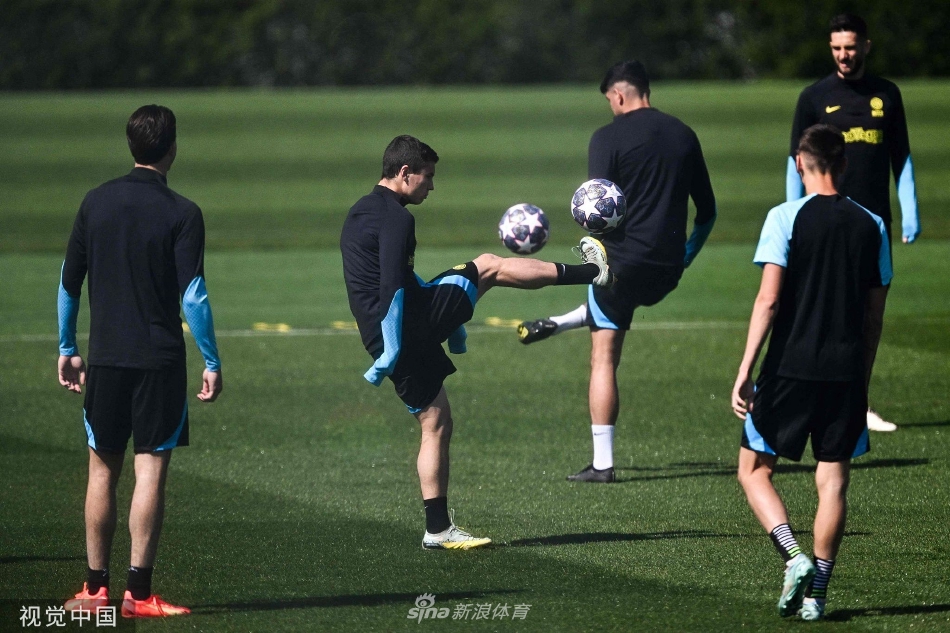 奥纳纳与一名前锋队友在禁区内激烈拼抢，两人同时伸脚争抢球权，瞬间的对抗迸发出强烈的竞技火花。