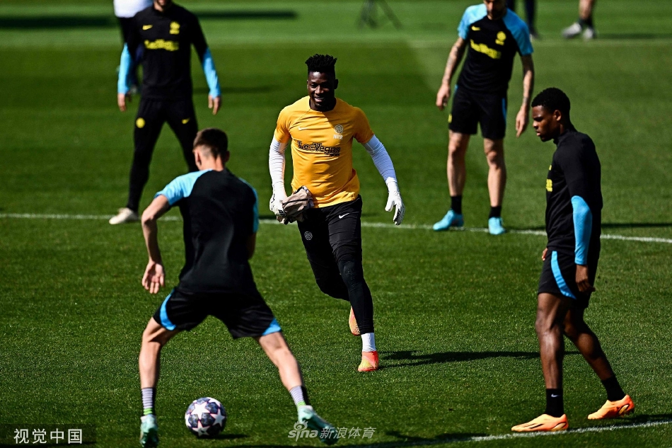 国际米兰门将奥纳纳在训练中飞身跃起，奋力扑救一记势大力沉的射门，眼神专注如锁定猎物的鹰隼。