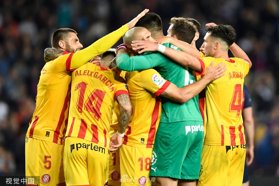 巴萨主帅哈维场边焦急指挥，双手挥舞着向球员传达战术指令