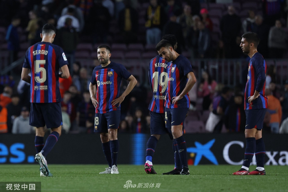 赫罗纳门将加扎尼加飞身扑救，单掌将巴萨球员势在必得的射门托出横梁