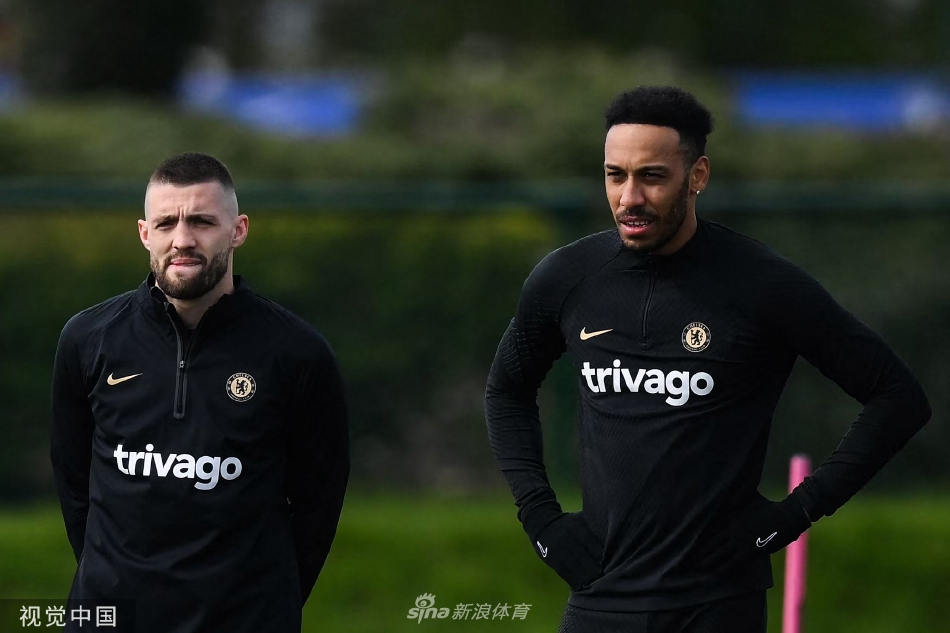 球星带球疾驰突破，身影如离弦之箭，展现出惊人的爆发力与专注度